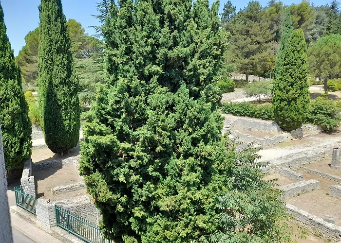 Grande terrasse et vue sur le site antique