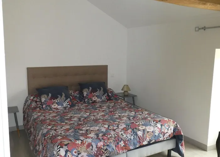 Maison rénovée en pleine campagne avec terrain, terrasse et équipements familiaux - FR-1-426-157