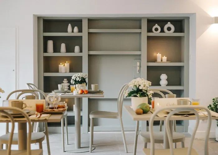 Maison d'hôtes: La Demeure de la Cité by Jean Bacou