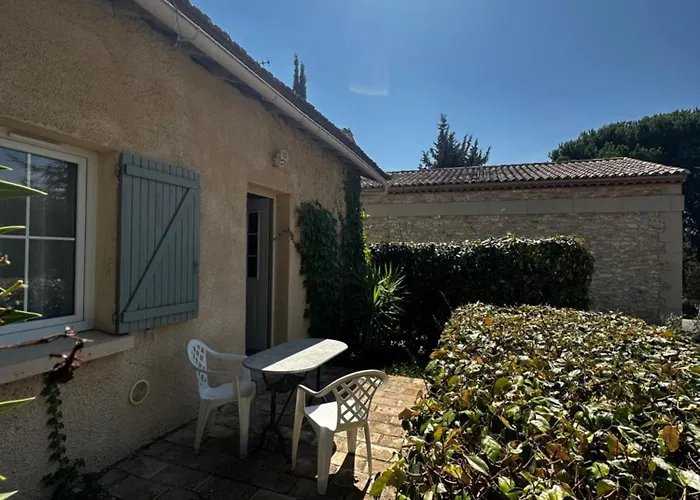 Petite maison mitoyenne, clim, rénovée, calme