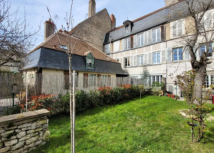  La Cour Du Château