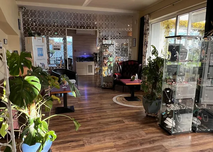 Le Crist'Al, hôtel et restaurant, partiellement climatisé, en front de mer et centre ville