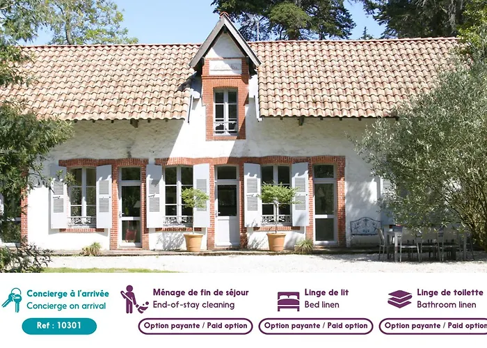 Villa traditionnelle au coeur du bois de la chaise