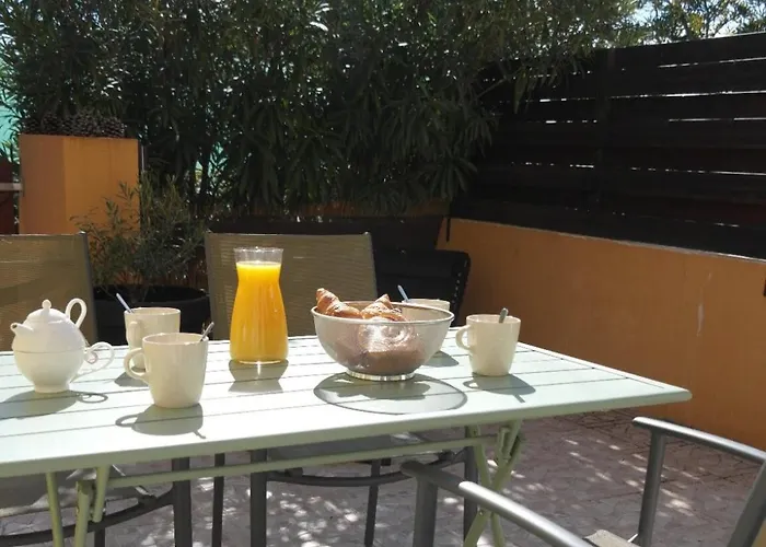 Appartement climatisé avec terrasse parking piscine et terrains de tennis