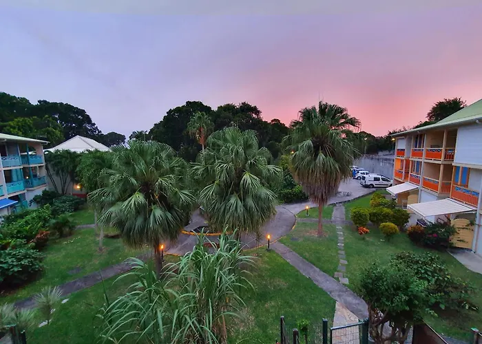 Appartement T2 lumineux, confortable et spacieux à Saint-Anne proche piscine et plage de l'Anse Caritan