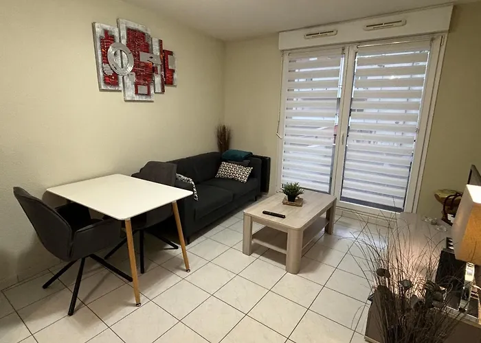 F2 rénové lumineux dans résidence avec balcon et parking