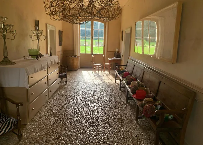 Orangerie Et La Chartreuse Du Domaine De La Graulet