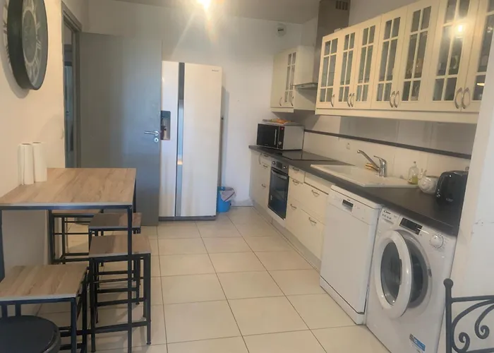 Trés Bel appartement de 105 M2 et 45 M2 de terrasse à 100 m du port