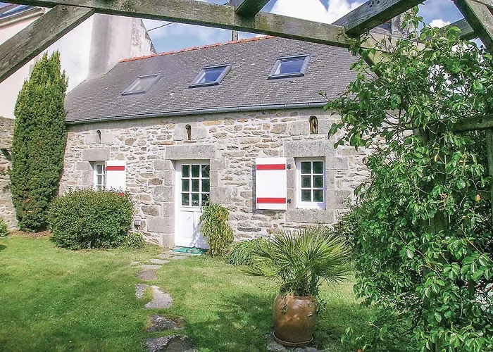 2 Bedroom Cozy Home In Douarnenez