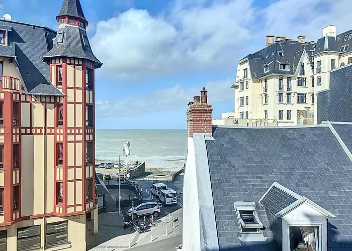 Grand duplex en centre-ville avec vue, à 50m de la plage, ascenseur, et WIFI - FR-1-361-165