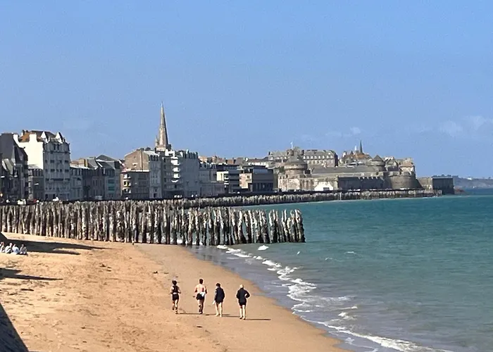 Le Cézembre, au pied de la plage