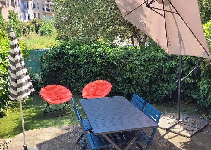 COLLIOURE tres bel appart a 150 metres des plages avec jardin prive et parking dans residence securisee