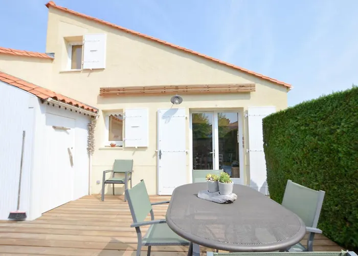 Maison agréable avec terrasse privée, proche plage et commerces - FR-1-705-4