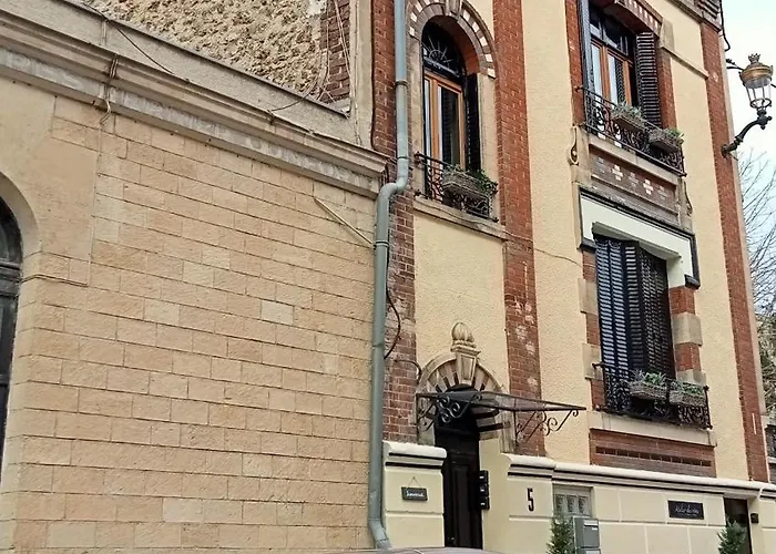 Les Loges Du Théatre MAISON de 150m2 PRIVÉ reservable de 2 a 14 personnes tout équipé au pied de l'AVENUE DE CHAMPAGNE et toutes commodités DEGUSTATION CHAMPAGNE OFFERTE jacuzzi sauna jeux velos EMPLACEMENT EXCEPTIONNEL et CHIC