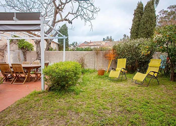 La Maison Et Son Jardin Clos