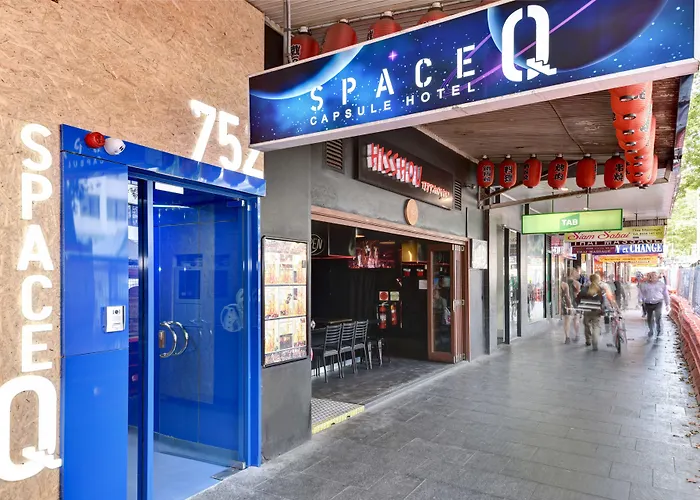 Hotel pres du College: Space Q Capsule Hotel