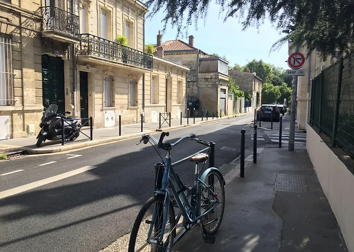 C'est Une Maison Bleue - A Blue Lodge In