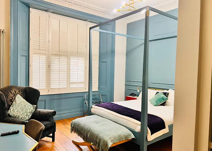 Self Catering: New Linden Hotel