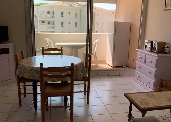 Studio Cabine à Hyères : piscine, proche port, plages et aéroport, parking inclus - FR-1-335-171
