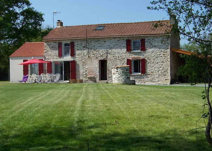 Maison rénovée en pleine campagne avec terrain, terrasse et équipements familiaux - FR-1-426-157