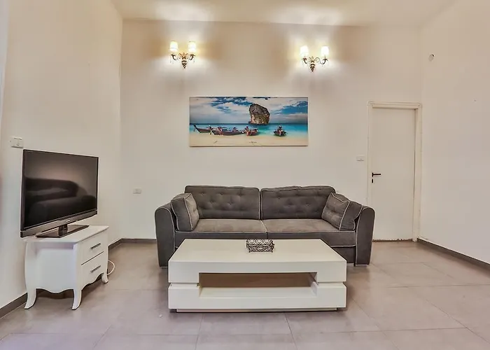 Chic Apartments By The Beach