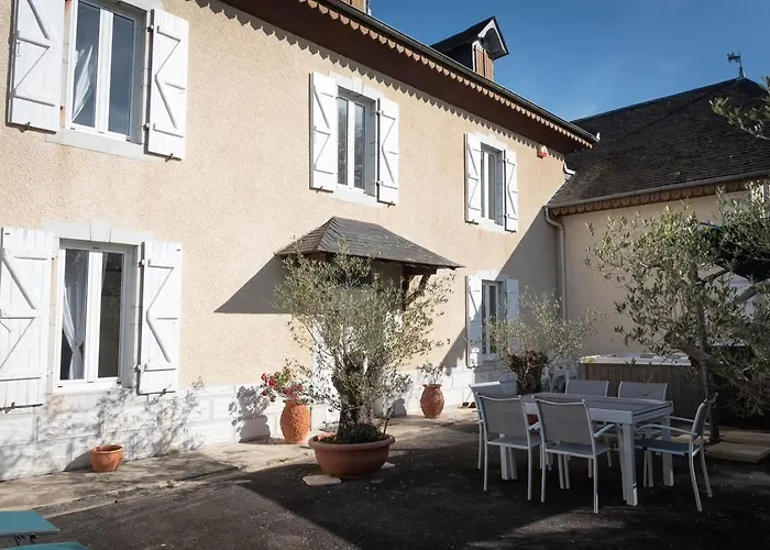 La Maison du soleil L Aulhere 3 étoiles ,Maison familiale 6-7 personnes, Jacuzzi , Massages bien-être en option