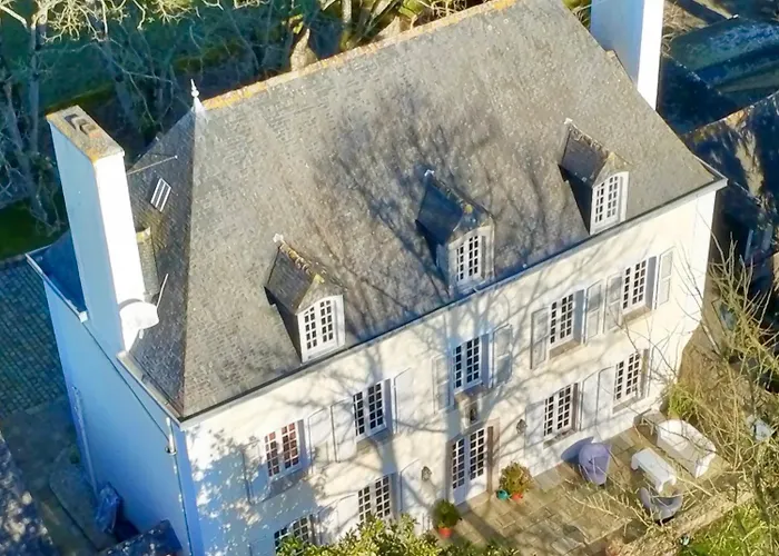 LA MEFFRAIS 1741 - Manoir d'hôtes avec Parking Privé - 3 minutes de Dinan