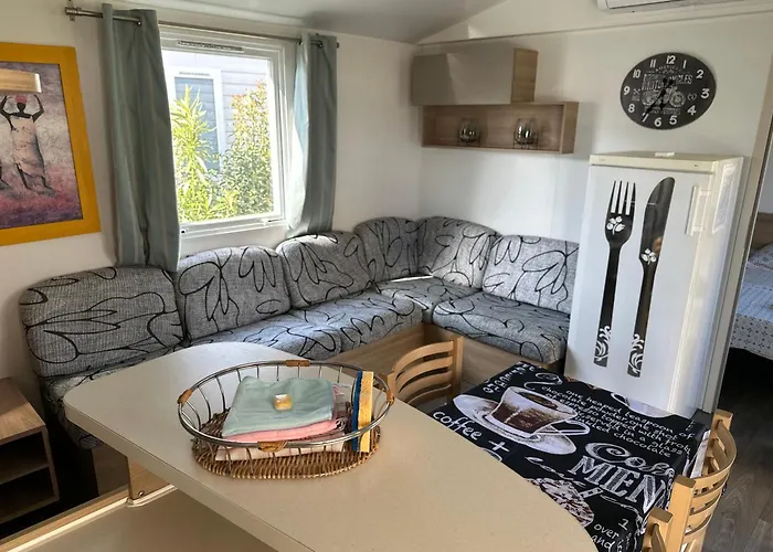 Frejus tout confort, maxi 420 m des piscines, climatisation,plus ventilation toutes les chambres, linge de lit et de toilette , coffre fort, lavé vaisselle machine à laver grande terrasse couverte velos et wifi possible