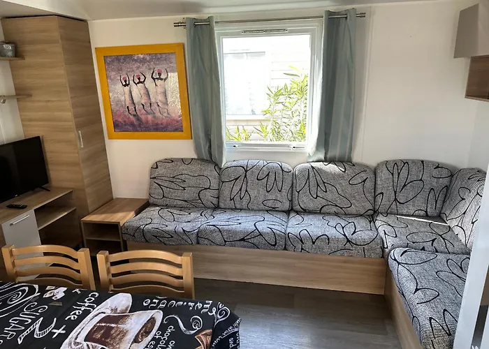 Frejus tout confort, maxi 420 m des piscines, climatisation,plus ventilation toutes les chambres, linge de lit et de toilette , coffre fort, lavé vaisselle machine à laver grande terrasse couverte velos et wifi possible
