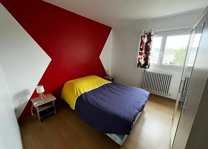 Logement neuf en face de la forêt. Accès cour.