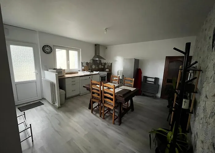 Logement neuf en face de la forêt. Accès cour.