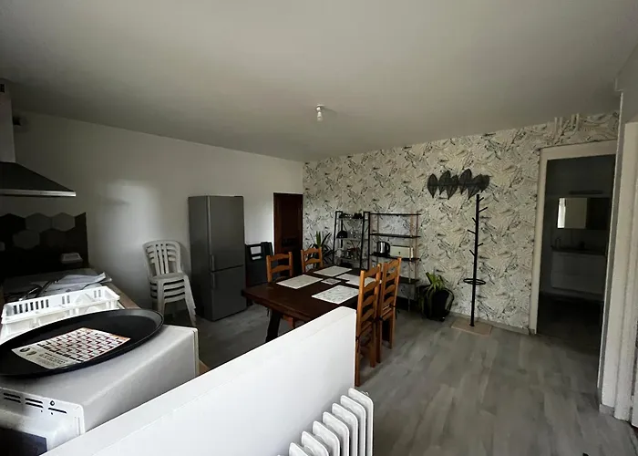 Logement neuf en face de la forêt. Accès cour.