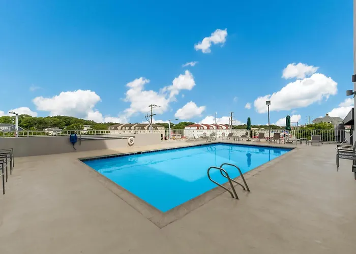 Red Roof Plus & Suites Virginia Beach - Seaside