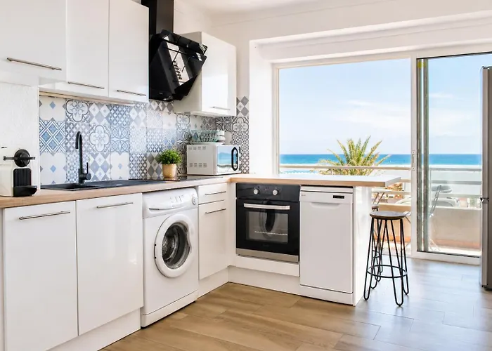 PLAGE Splendide Vue Mer depuis la chambre et le salon cuisine, 20m de la plage!
