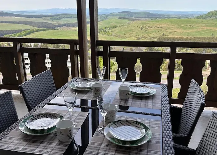 Lama-Gîte-des-Puys T3 Lamado vue époustouflante sud avec grande terrasse