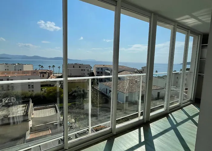 Tres Beau T2 Climatise Refait A Neuf, Vue Mer Panoramique Exceptionnelle A 120M A Pied De La Plage