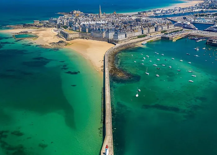 St Malo Intra-muros duplex 2 chambres Wifi haut débit à 3 min des plages