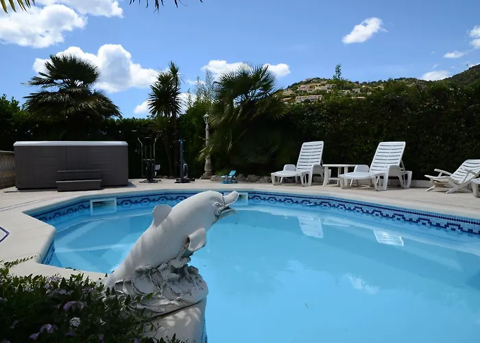 VILLA PLEIN SUD-Piscine-Spa-Climatisation-Parking privé-calme et détente