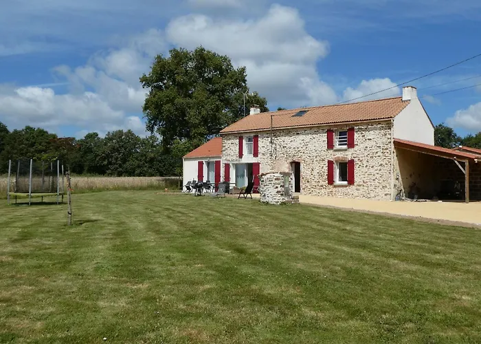 Maison rénovée en pleine campagne avec terrain, terrasse et équipements familiaux - FR-1-426-157