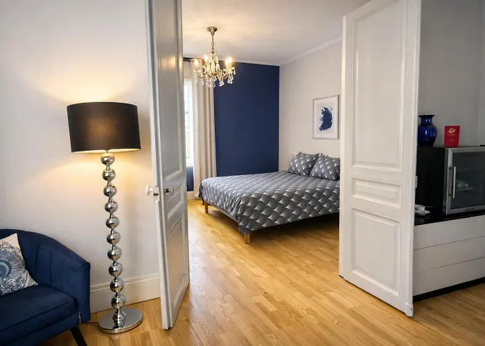 La chambre de maître du boulevard Thiers, entrée et terrasse privatives