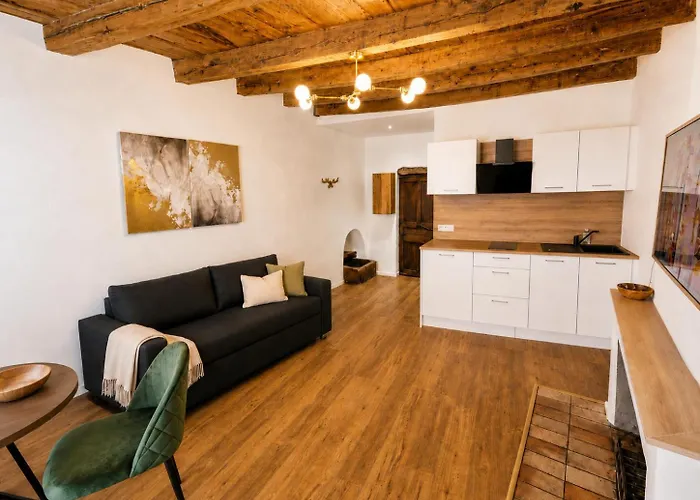 Elegant Flat In Old Town, 2 Mins Walk To Lake