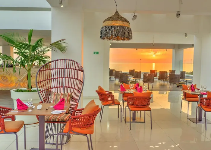 King Evelthon Beach Hotel & Resort
