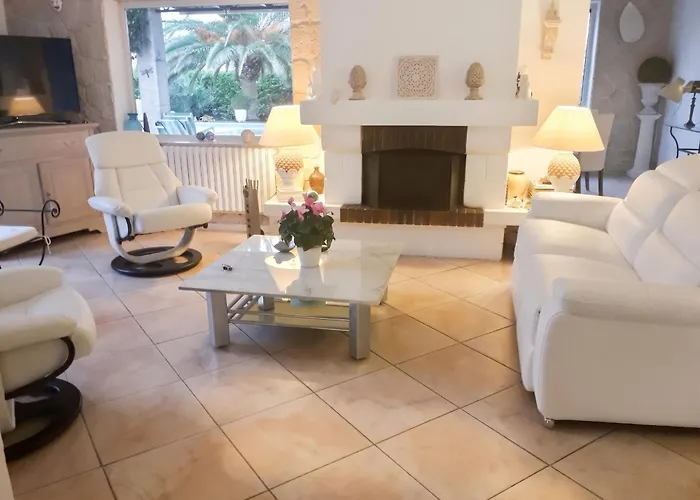 Maison De 3 Chambres Avec Vue Sur La Ville Piscine Privee Et Jardin Amenage
