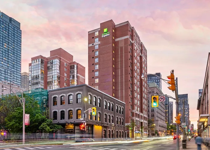  Holiday Inn Express Toronto Downtown By Ihg