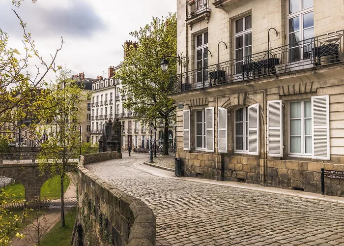 L' - Face Au Château