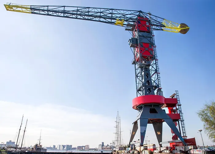  Crane Faralda