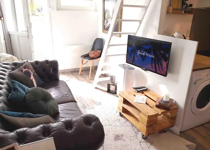 L'INTIMISTE à Saint Lô - Atypique - Studio Duplex Privé tout équipé - Gare - Centre - Parking gratuit - Entrée autonome - Chambre en mezzanine - Wifi - Netflix - Lave-linge