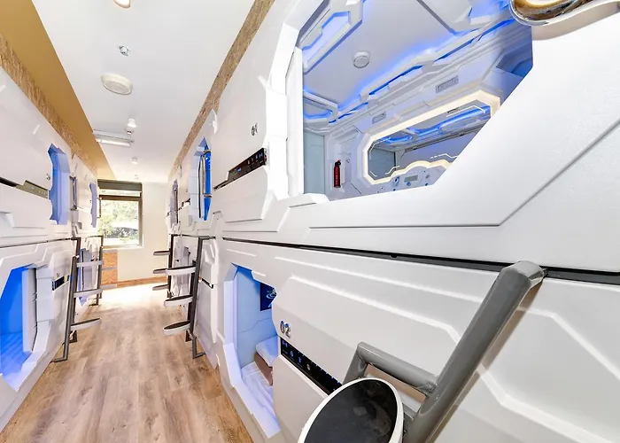 Hotel pres du College: Space Q Capsule Hotel