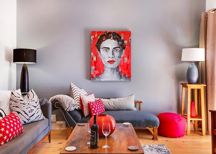 Backup-Powered Art Deco Cottage In De Waterkant