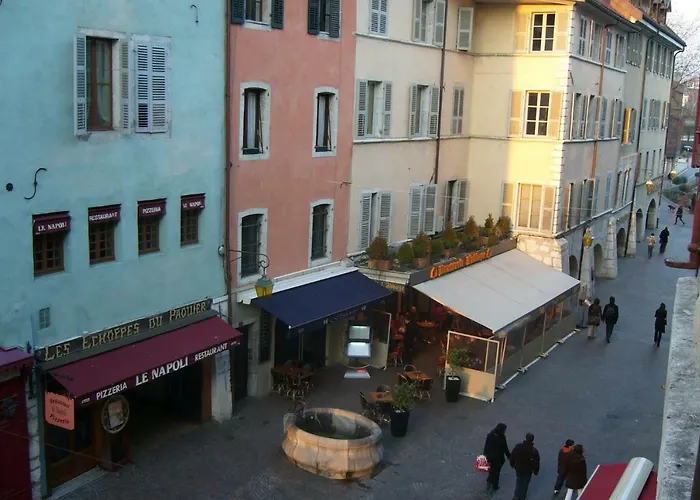 La Cour Des Seigneurs